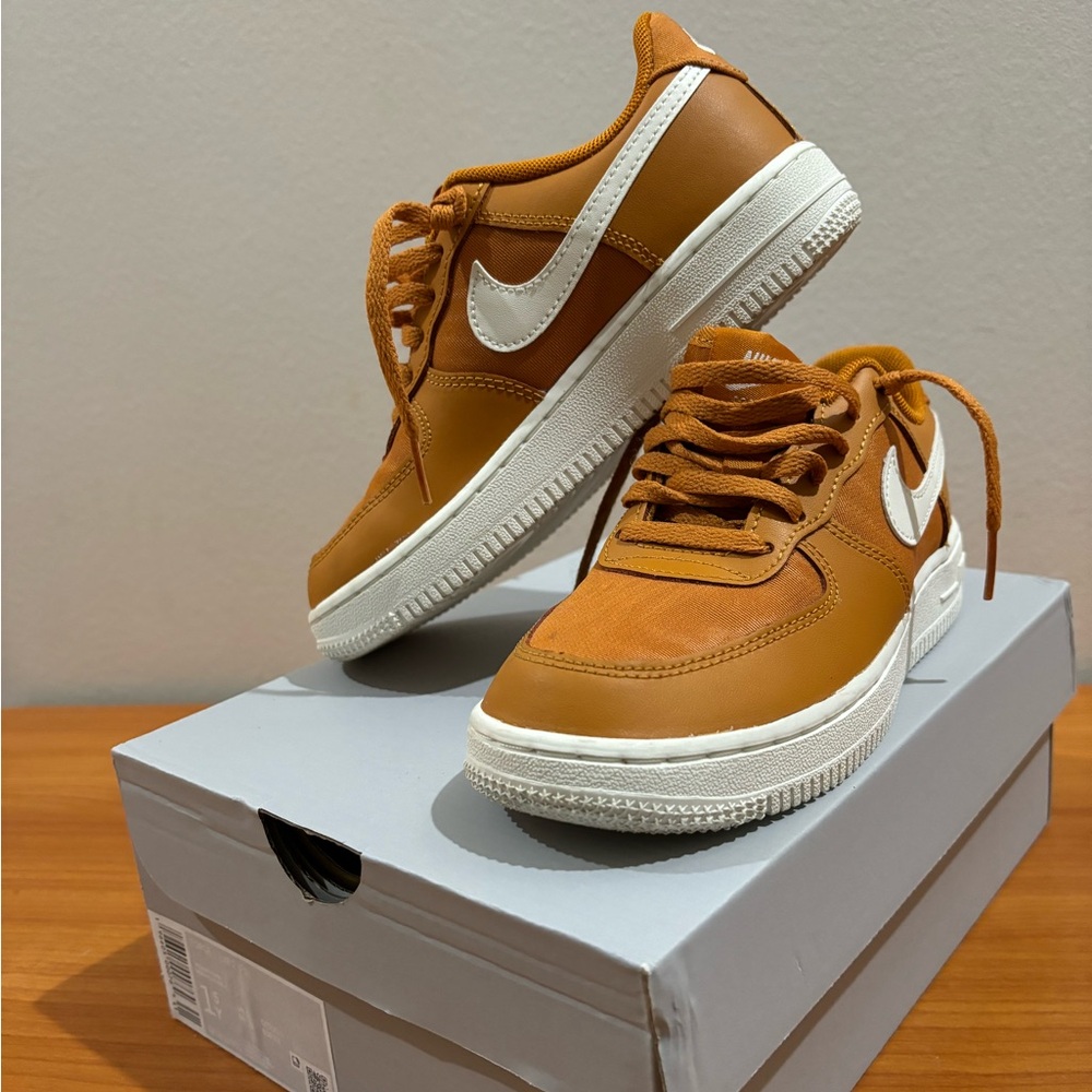 Nike Air Force 1 LV8 2 - boys sz 1.5Y